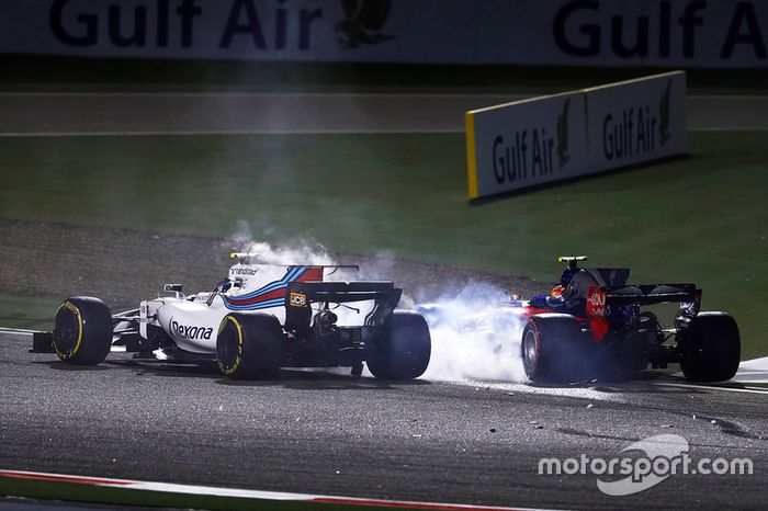 Lance Stroll, Williams FW40, choca con Carlos Sainz Jr., Scuderia Toro Rosso STR12