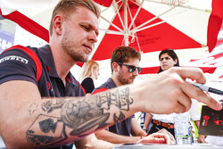 Гонщики Haas F1 Кевин Магнуссен и Ромен Грожан