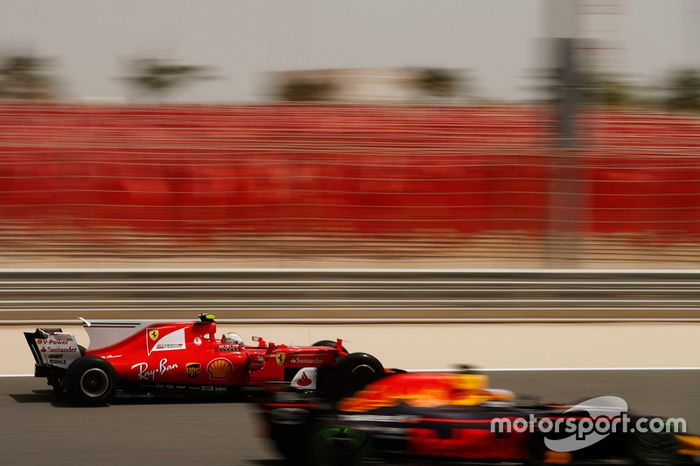 Daniel Ricciardo, Red Bull Racing RB13, por delante de Sebastian Vettel, Ferrari SF70H