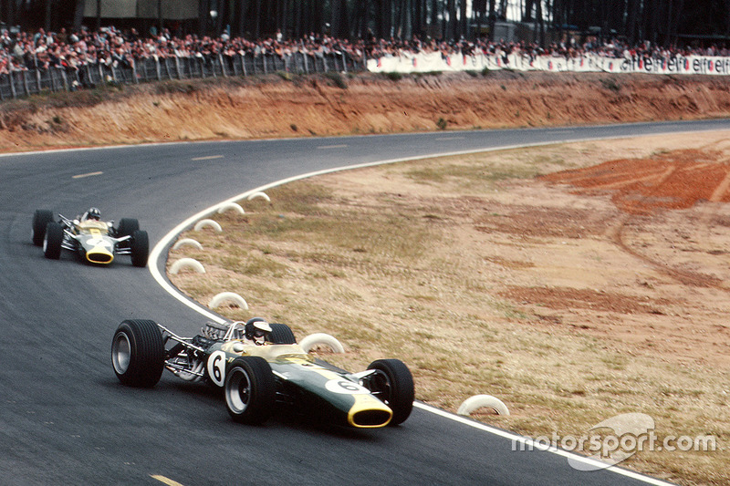 Grand Prix de France 1967 : Jim Clark, Lotus 49, devance son coéquipier Graham Hill