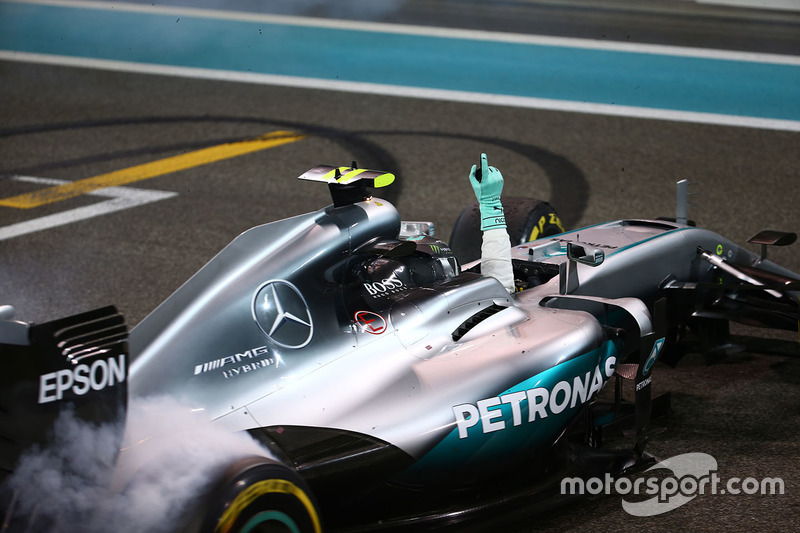 2. Nico Rosberg, Mercedes AMG F1 W07 Hybrid, feiert den Titelgewinn