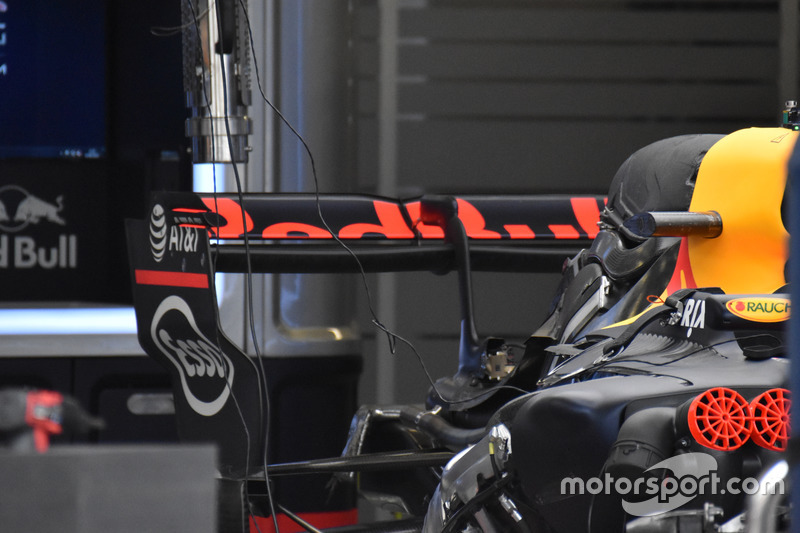 Red Bull Racing RB13, rear wing