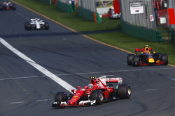Kimi Raikkonen, Ferrari SF70H, Max Verstappen, Red Bull Racing RB13 y Felipe Massa, Williams FW40