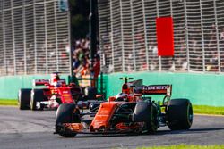 Stoffel Vandoorne, McLaren MCL32, y Sebastian Vettel, Ferrari SF70H