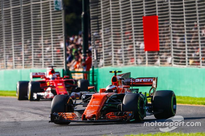 Stoffel Vandoorne, McLaren MCL32 y Sebastian Vettel, Ferrari SF70H