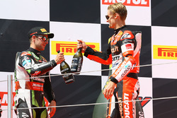 Podium : victoire pour Chaz Davies, Ducati Team, deuxième place pour Jonathan Rea, Kawasaki Racing, troisième place pour Marco Melandri, Ducati Team