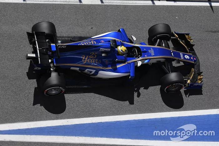 Op de haaienvin van Sauber staan de afkortingen van Ericsson en Wehrlein