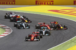 Départ : Sebastian Vettel, Ferrari SF70H, Lewis Hamilton, Mercedes AMG F1 W08, Max Verstappen, Red Bull Racing RB13, Kimi Raikkonen, Ferrari SF70H, et le reste du peloton