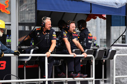 Командний менеджер Red Bull Джонатан Вітлі, керівник Red Bull Racing Крістіан Хорнер на командному м