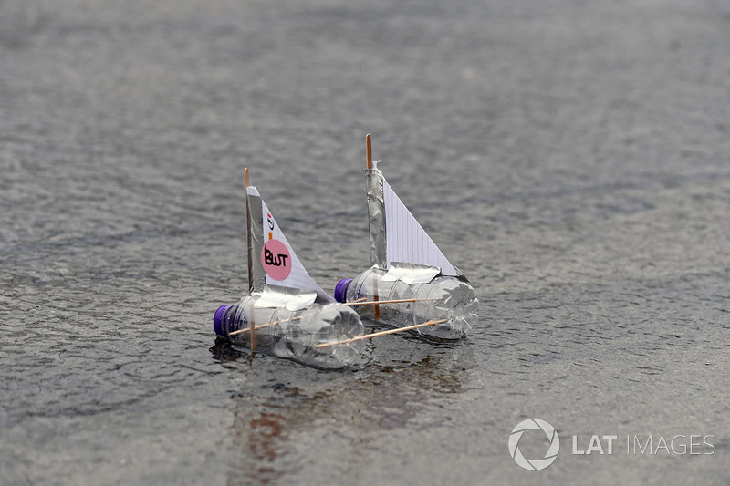Perahu mini buatan tim Force India di pitlane