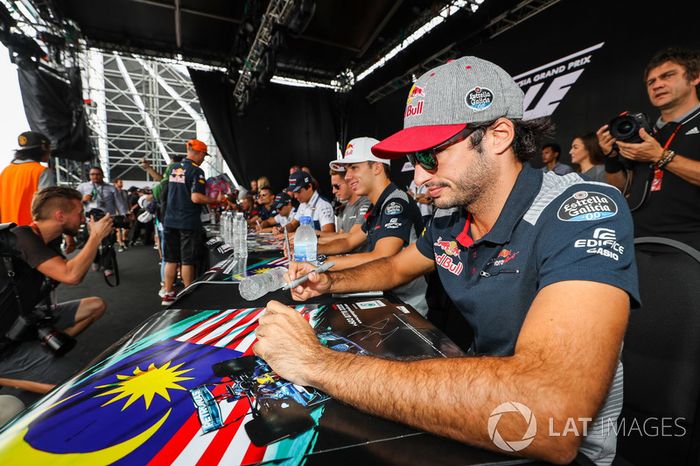 Carlos Sainz Jr., Scuderia Toro Rosso firma autógrafos
