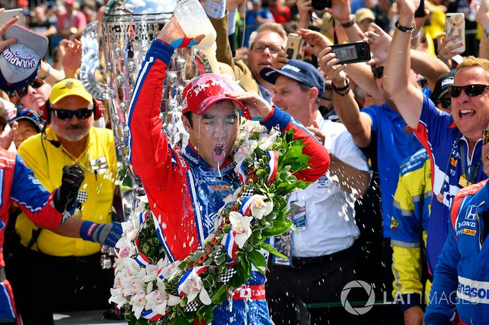 Takuma Sato, Andretti Autosport Honda celebra su triunfo en Victory Lane con leche