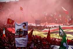 Una gran multitud de fans de Ferrari se reúnen para la ceremonia de podio