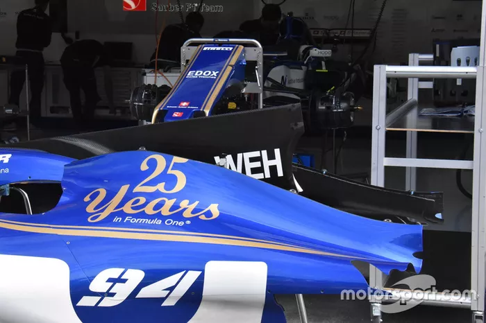 Sauber C36: Motorhaube - vorherige Version