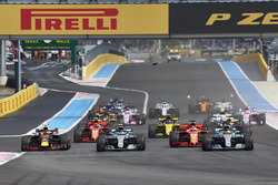 Lewis Hamilton, Mercedes AMG F1 W09, precede Valtteri Bottas, Mercedes AMG F1 W09, Sebastian Vettel, Ferrari SF71H, Max Verstappen, Red Bull Racing RB14, Daniel Ricciardo, Red Bull Racing RB14, e il resto del gruppo alla partenza