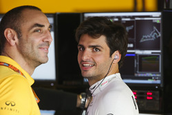 Cyril Abiteboul, directeur général Renault Sport F1 Team, Carlos Sainz Jr., Renault Sport F1 Team