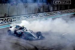Yarış galibi Valtteri Bottas, Mercedes-Benz F1 W08 donut yapıyor