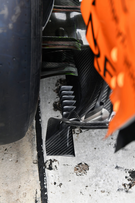 Детали задней части McLaren MCL33