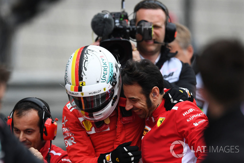 Le poleman Sebastian Vettel, Ferrari fête sa pole position dans le Parc Fermé