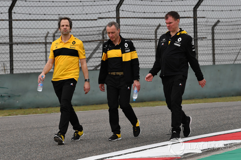Сіарон Пілбейм, Renault Sport F1 Team, Боб Белл, Renault Sport F1 Team, та Алан Пермейн, гоночний інженер Renault Sport F1 Team,йдуть треком
