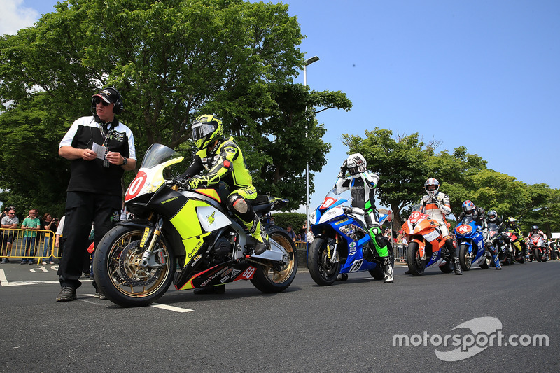 Start of the RL360º Superstock TT race