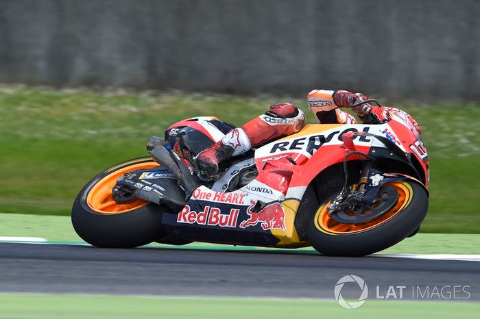 Marc Marquez largou bem, mas caiu. Ele voltou à pista, mas não pontuou.