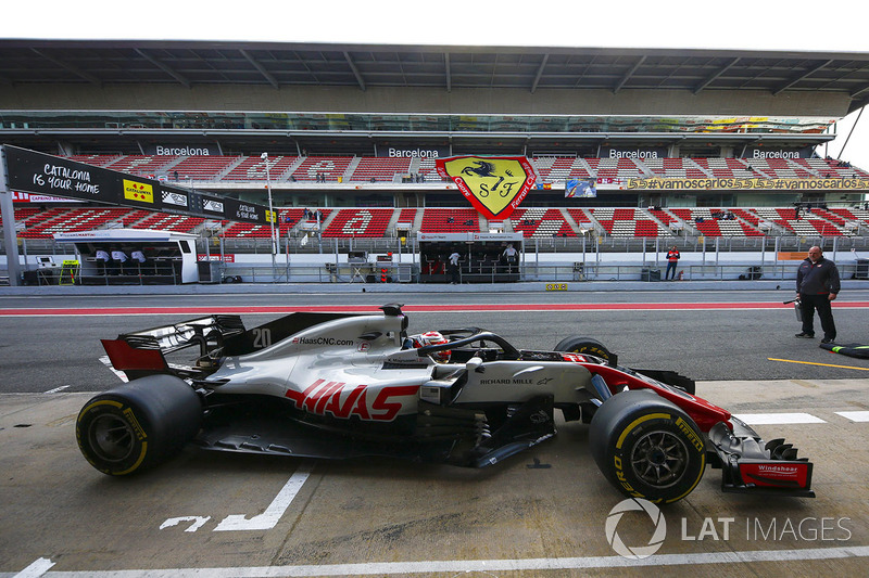 Kevin Magnussen, Haas F1 Team VF-18, pulls into his pit area