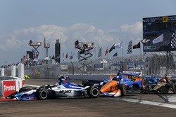 Crash: Takuma Sato, Rahal Letterman Lanigan Racing Honda. Scott Dixon, Chip Ganassi Racing Honda