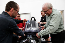 Jeff Horton, Director de Ingeniería / Seguridad de INDYCAR, instala un parabrisas en el automóvil In