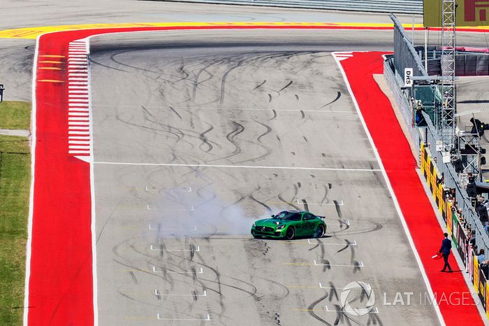 Usain Bolt se toma un paseo en un Mercedes de Lewis Hamilton, Mercedes AMG F1