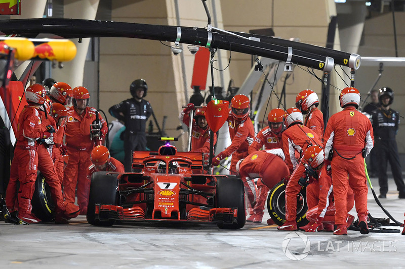 Пилот Ferrari SF71H Кими Райкконен сбивает механика во время пит-стопа
