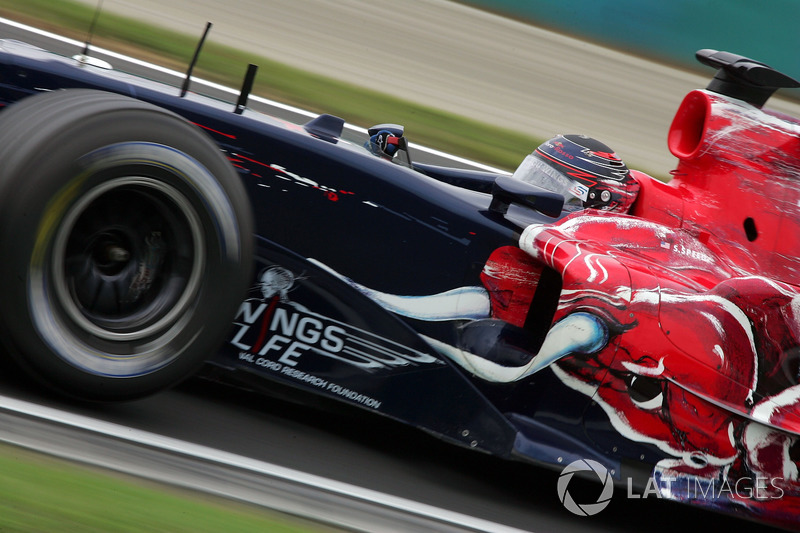 Скотт Спид заявил по радио, что пора переходить на псевдослики, Toro Rosso послушалась и провела пит-стоп, после которого Скотт еле удерживался на трассе и едва не разбил машину. Пришлось с позором возвращаться на промежуточные шины