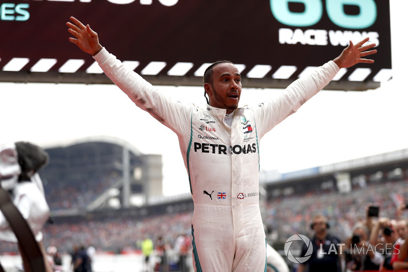 Lewis Hamilton, Mercedes AMG F1, galibiyeti kutluyor