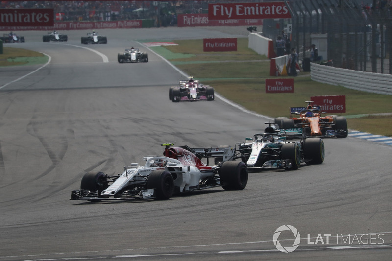 Charles Leclerc, Sauber C37 e Lewis Hamilton, Mercedes-AMG F1 W09