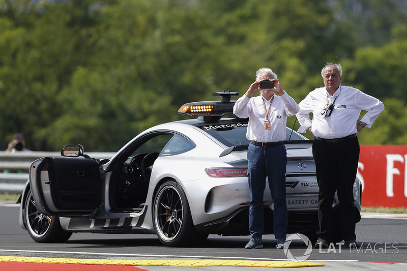 Safety car and Charlie Whiting, FIA Delegate