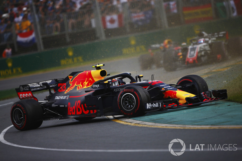 Max Verstappen, Red Bull Racing RB14 Tag Heuer, spin atıyor, Romain Grosjean, Haas F1 Team VF-18 Ferrari