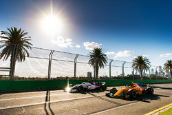 Шарль Леклер, Alfa Romeo Sauber C37, и Стоффель Вандорн, McLaren MCL33