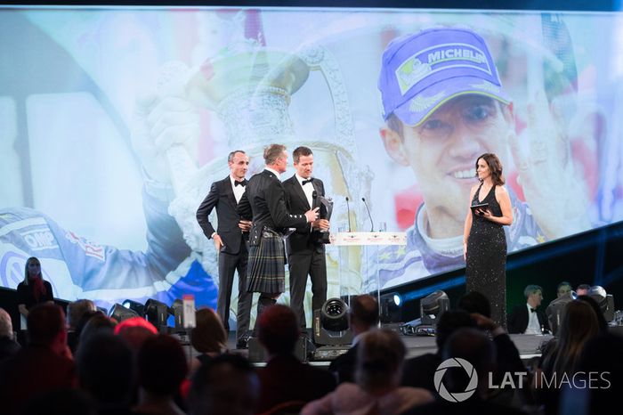 Robert Kubica presenta el premio al piloto de Rally del año a Sébastien Ogier