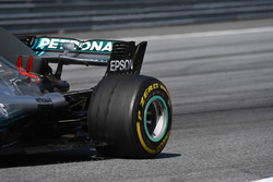 Blistering sulla ruota posteriore della monoposto di Lewis Hamilton, Mercedes-AMG F1 W09