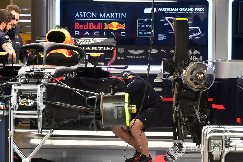 Red Bull Racing RB14 in de garage