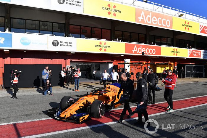 Stoffel Vandoorne, McLaren MCL33 parado en el pit lane