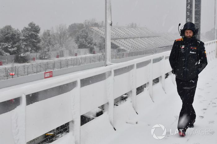 Un mecánico de Red Bull Racing con la nieve