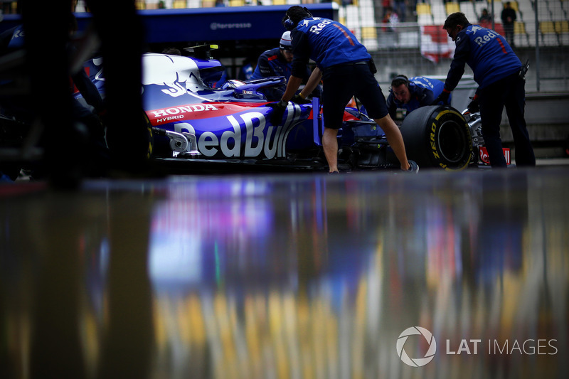 Pierre Gasly, Toro Rosso STR13 Honda, in the pit lane