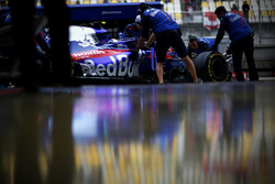 Pierre Gasly, Toro Rosso STR13 Honda, in pit lane
