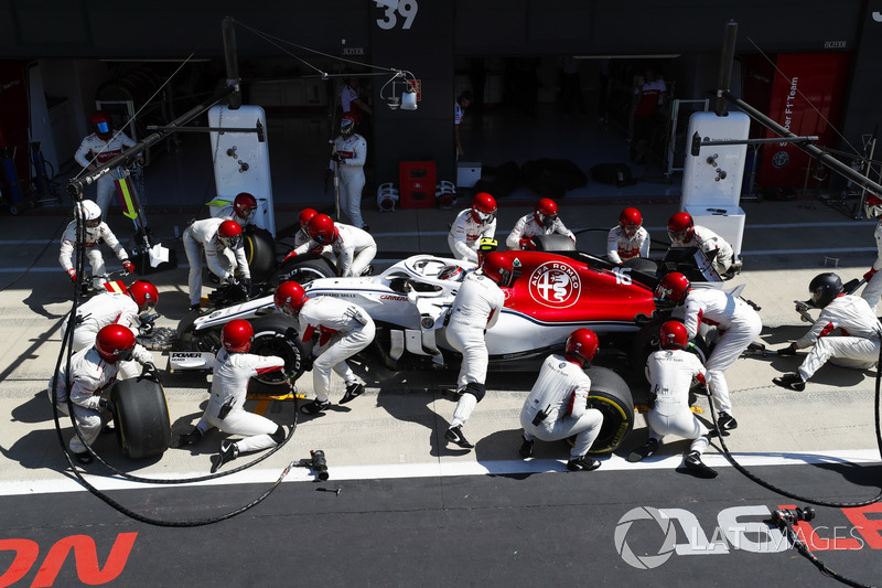 Charles Leclerc, Sauber C37, s'arrête au stand