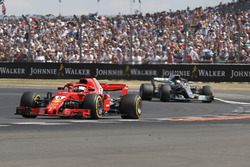 Sebastian Vettel, Ferrari SF71H, davanti a Lewis Hamilton, Mercedes-AMG F1 W09