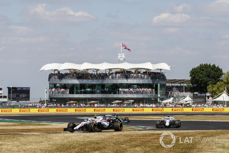 Sergey Sirotkin, Williams FW41, leads Lance Stroll, Williams FW41