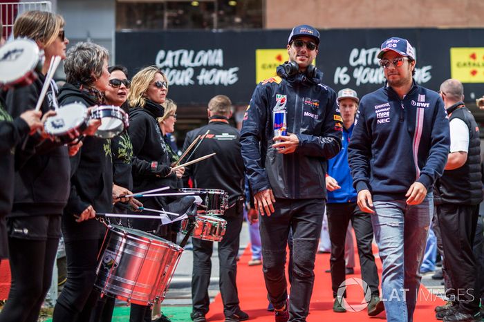 Daniel Ricciardo, Red Bull Racing y Sergio Perez, Force India en el desfile de pilotos