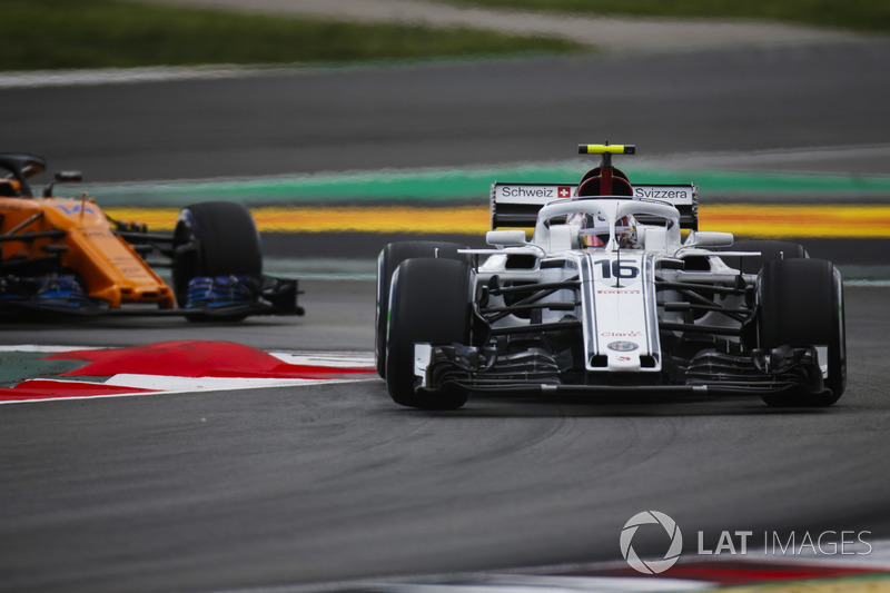 Charles Leclerc, Sauber C37, Fernando Alonso, McLaren MCL33