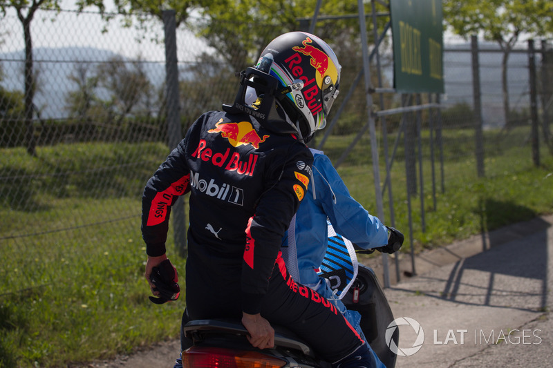 Daniel Ricciardo, Red Bull Racingse choca en la PL1 y se va en un en un scooter